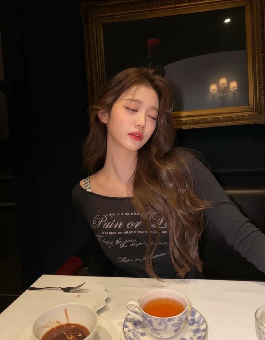 Lisa casual look at a cafe setting