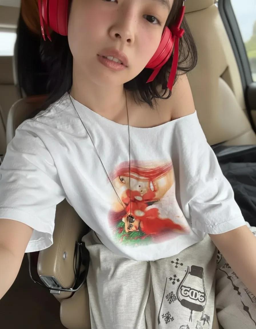 Jennie casual look with graphic tee and printed pants