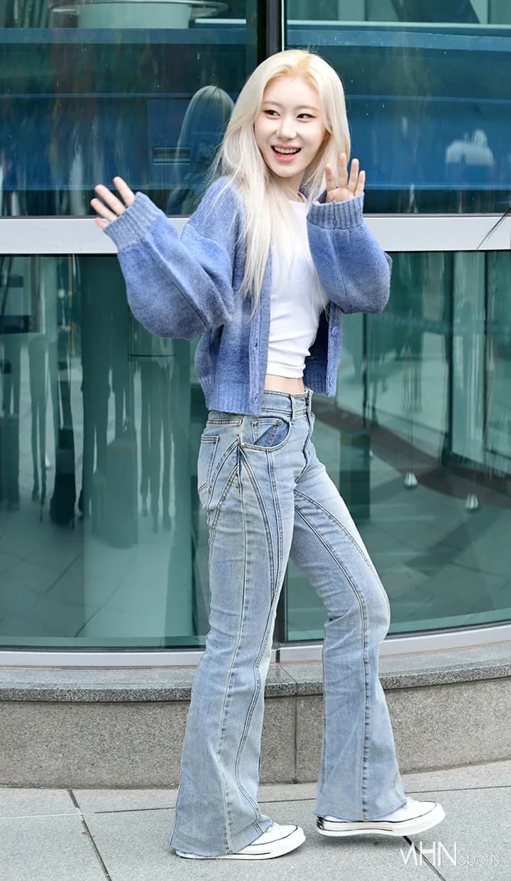 Chaeryeong's casual airport look in oversized knitwear