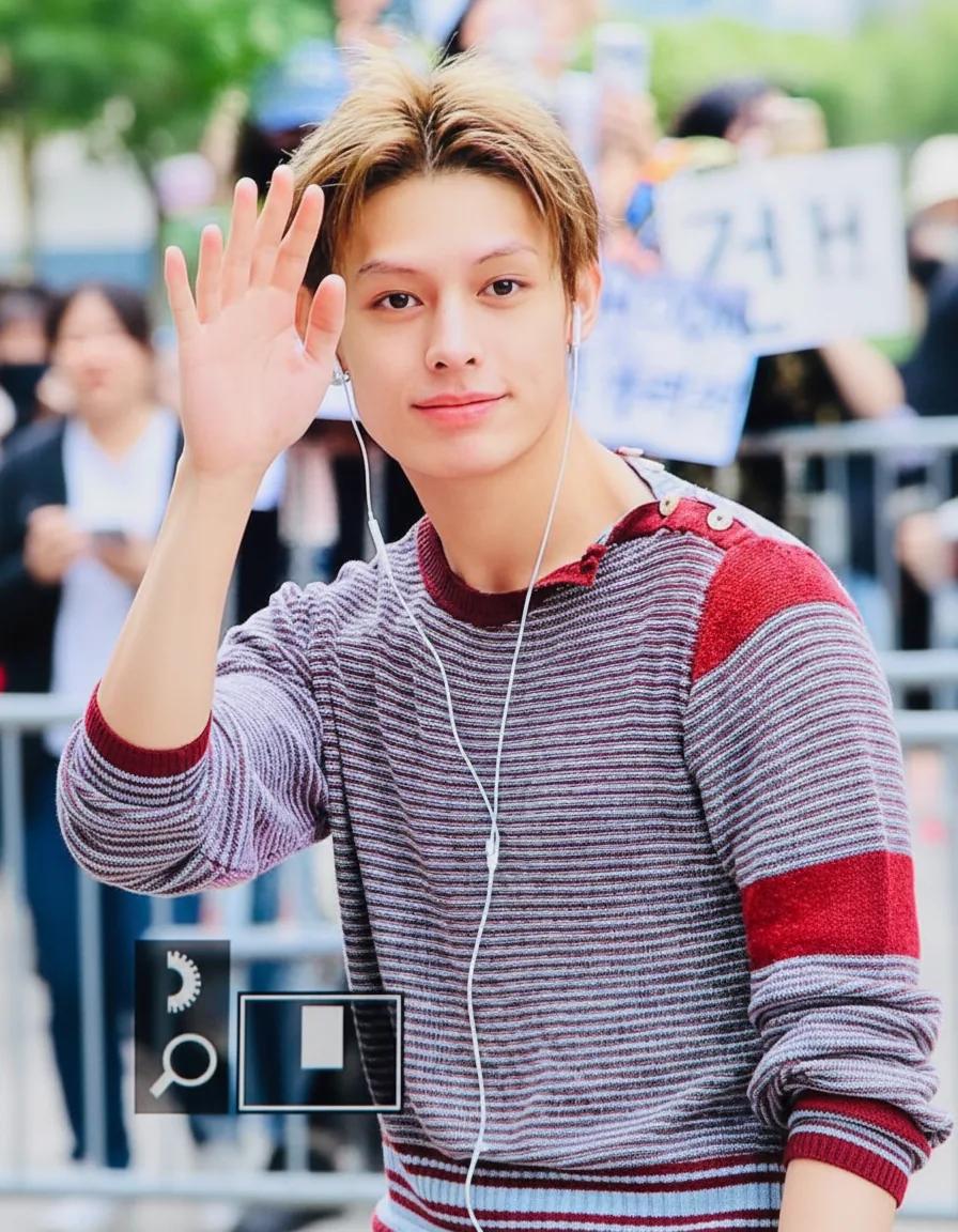 James casual airport look in Vivienne Westwood