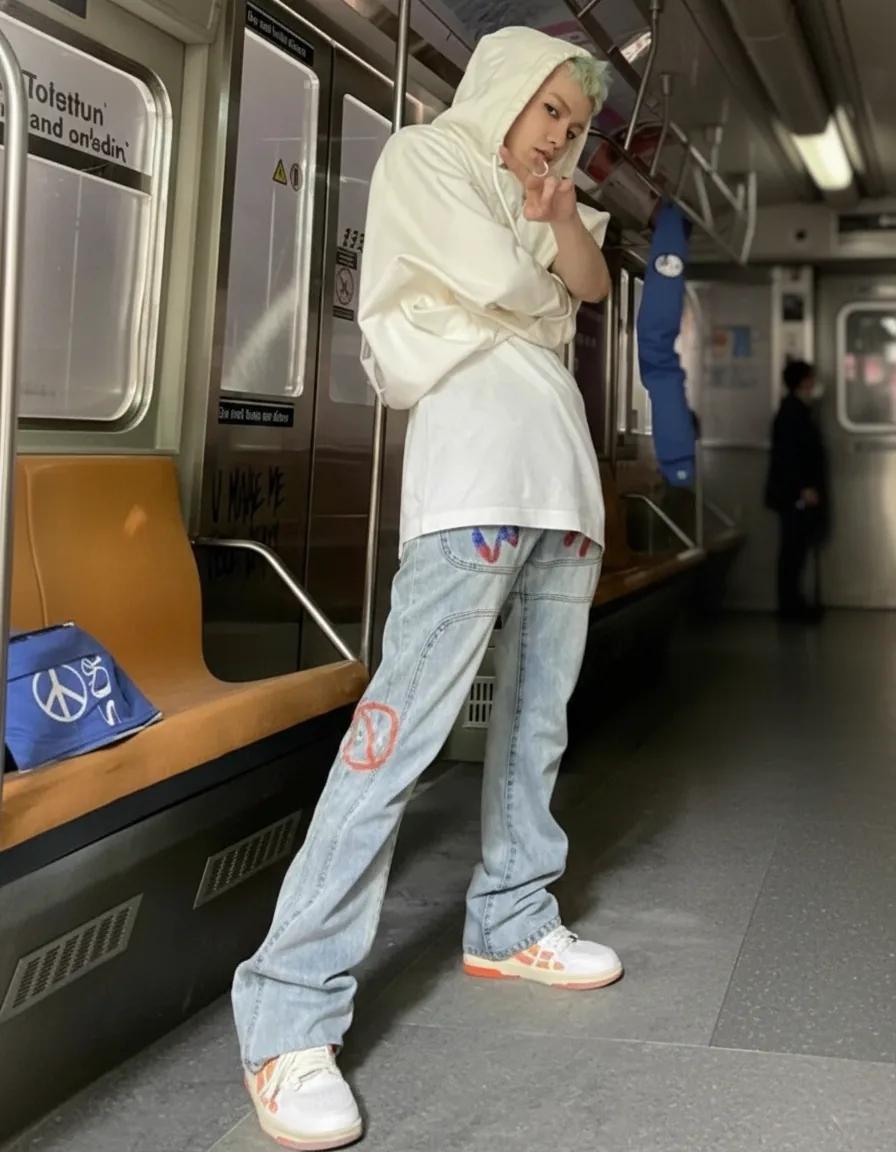 G-Dragon streetwear look in subway