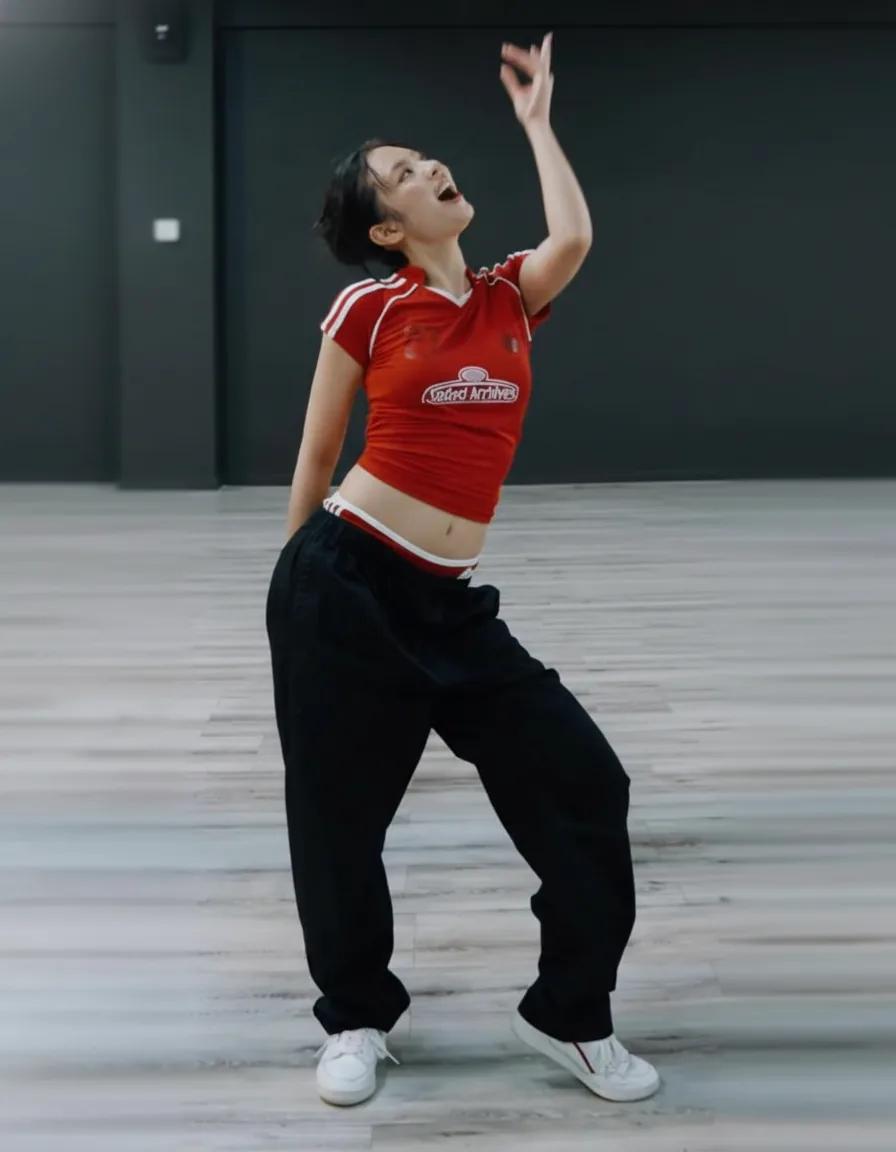 Lisa's sporty streetwear look