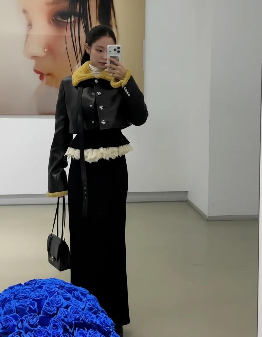 Jennie chic selfie in cropped leather jacket